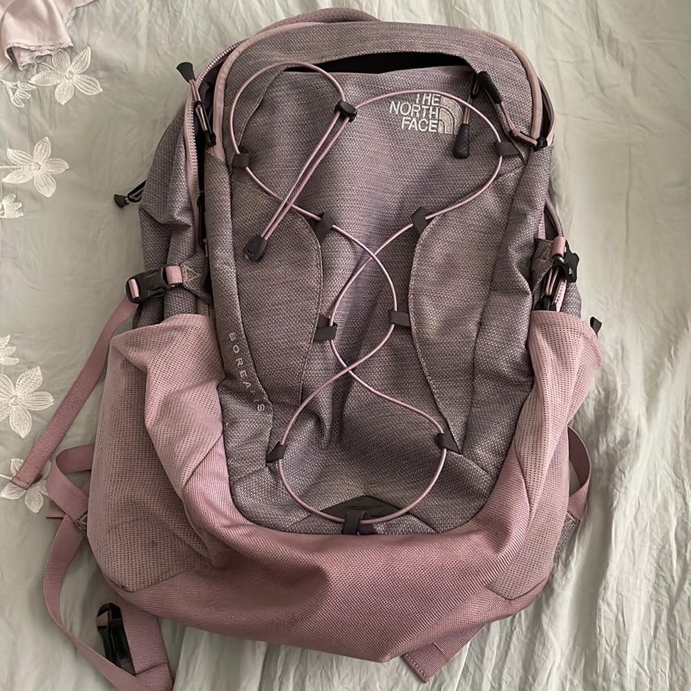 Gently used backpack, in great condition! Good for kids or adults! Padded back!